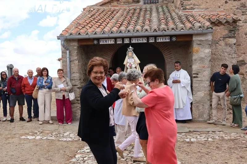 Foto 6 - Palomares de Alba honra a la Virgen de Otero con una emotiva procesi&oacute;n