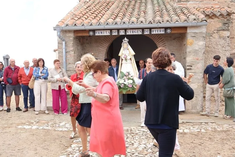 Foto 5 - Palomares de Alba honra a la Virgen de Otero con una emotiva procesi&oacute;n