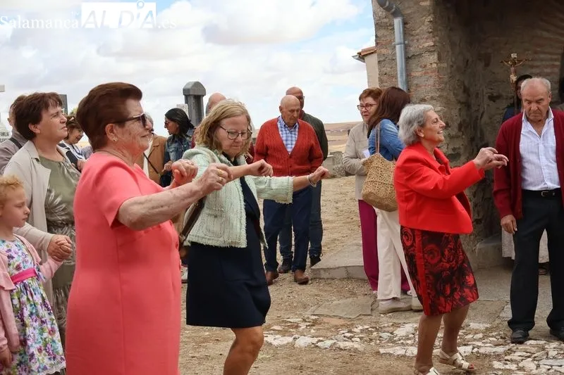 Foto 4 - Palomares de Alba honra a la Virgen de Otero con una emotiva procesi&oacute;n