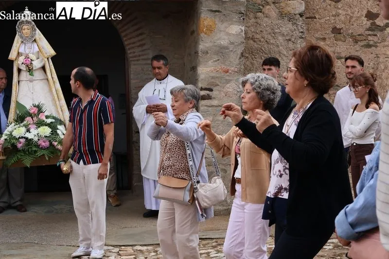 Foto 3 - Palomares de Alba honra a la Virgen de Otero con una emotiva procesi&oacute;n
