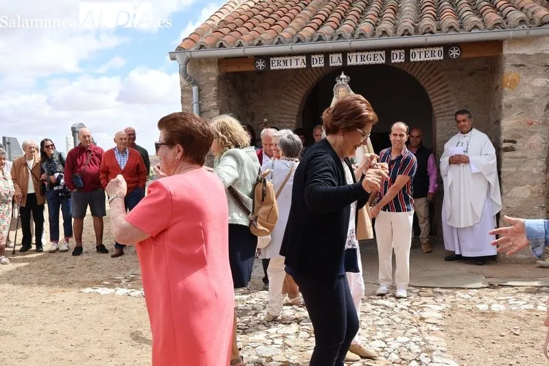 Foto 2 - Palomares de Alba honra a la Virgen de Otero con una emotiva procesi&oacute;n