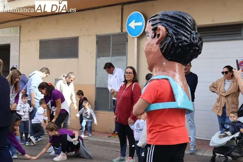 Foto 11 - Los cabezudos llenan de alegr&iacute;a la Plaza de San Miguel en las fiestas del barrio