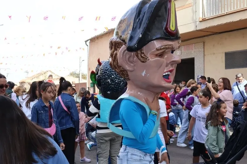 Foto 10 - Los cabezudos llenan de alegr&iacute;a la Plaza de San Miguel en las fiestas del barrio