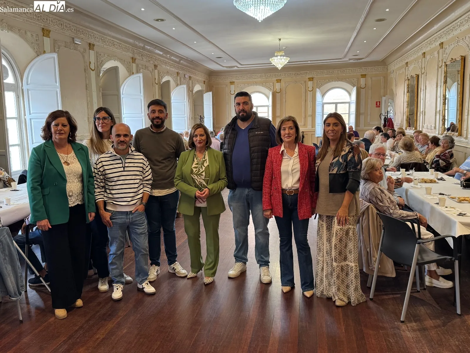 Foto 3 - El Centro Social se llena de ambiente con la esperada fiesta de los mayores