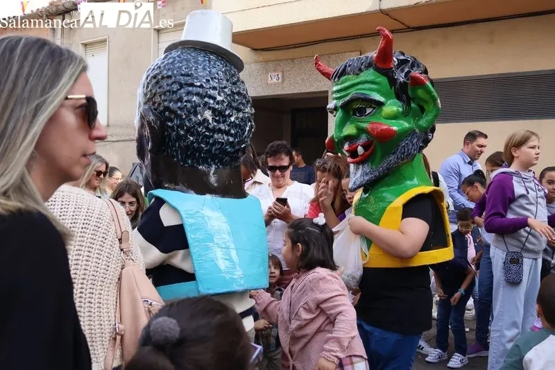 Foto 9 - Los cabezudos llenan de alegr&iacute;a la Plaza de San Miguel en las fiestas del barrio