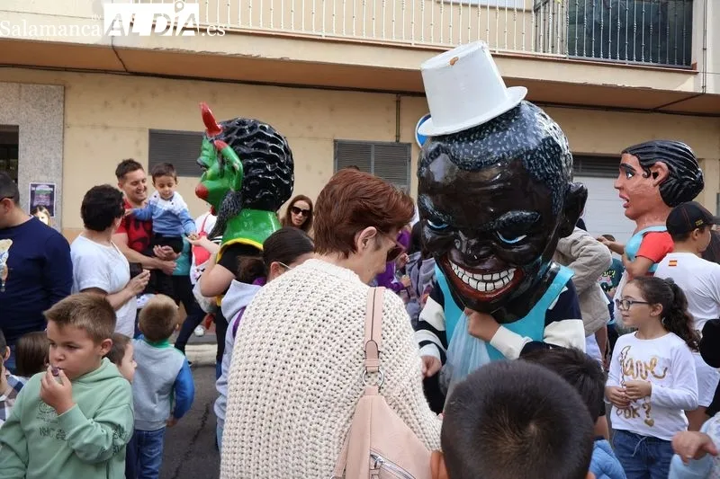 Foto 8 - Los cabezudos llenan de alegr&iacute;a la Plaza de San Miguel en las fiestas del barrio