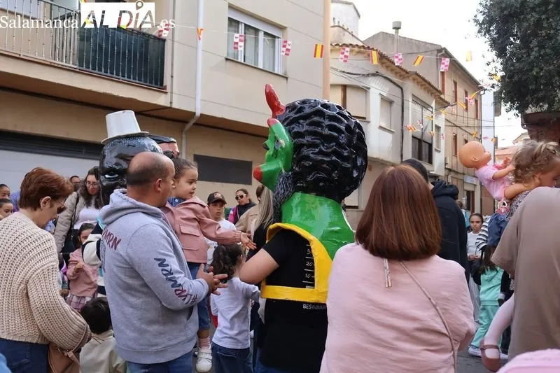 Foto 7 - Los cabezudos llenan de alegr&iacute;a la Plaza de San Miguel en las fiestas del barrio