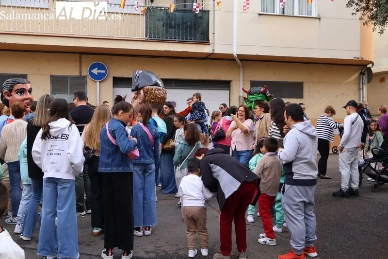 Foto 6 - Los cabezudos llenan de alegr&iacute;a la Plaza de San Miguel en las fiestas del barrio