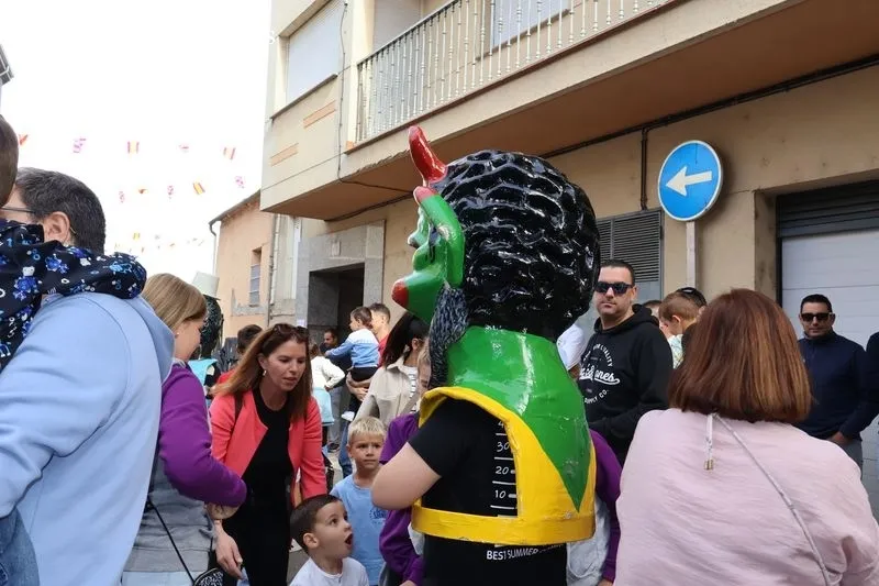 Foto 5 - Los cabezudos llenan de alegr&iacute;a la Plaza de San Miguel en las fiestas del barrio