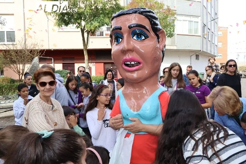 Foto 4 - Los cabezudos llenan de alegr&iacute;a la Plaza de San Miguel en las fiestas del barrio
