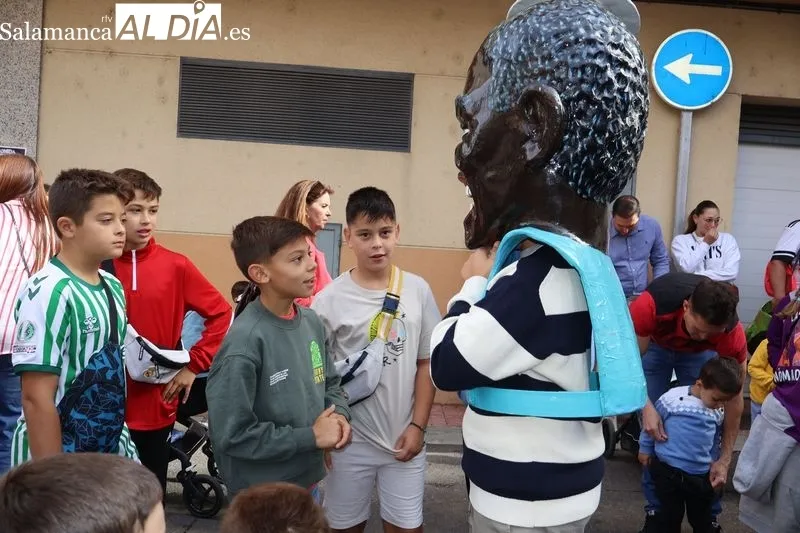 Foto 3 - Los cabezudos llenan de alegr&iacute;a la Plaza de San Miguel en las fiestas del barrio