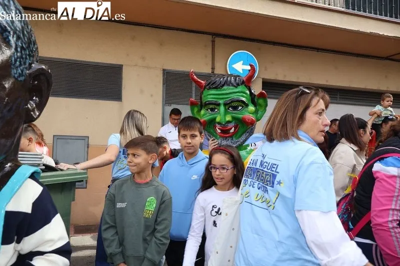 Foto 2 - Los cabezudos llenan de alegr&iacute;a la Plaza de San Miguel en las fiestas del barrio