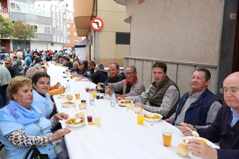 Foto 17 - La fideu&aacute; congrega a m&aacute;s de 200 vecinos en la Plaza de San Miguel
