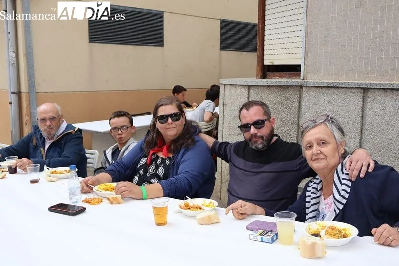 Foto 14 - La fideu&aacute; congrega a m&aacute;s de 200 vecinos en la Plaza de San Miguel