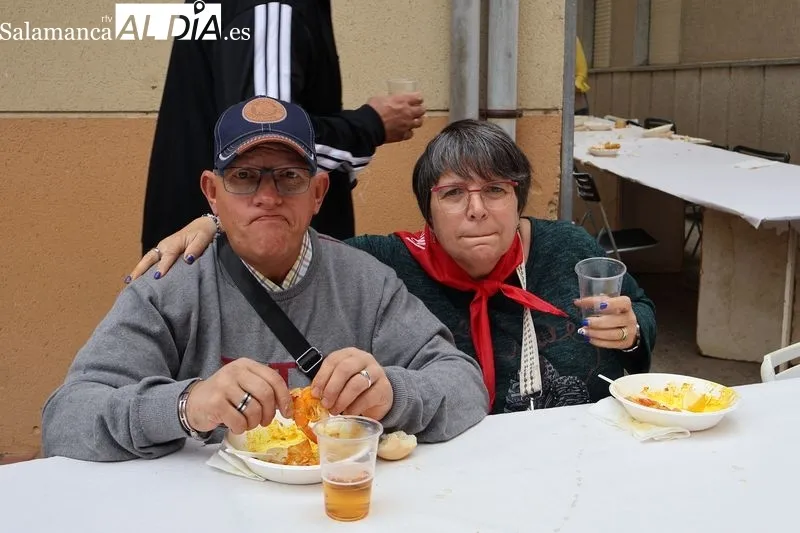 Foto 12 - La fideu&aacute; congrega a m&aacute;s de 200 vecinos en la Plaza de San Miguel