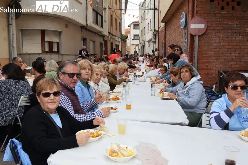 Foto 11 - La fideu&aacute; congrega a m&aacute;s de 200 vecinos en la Plaza de San Miguel