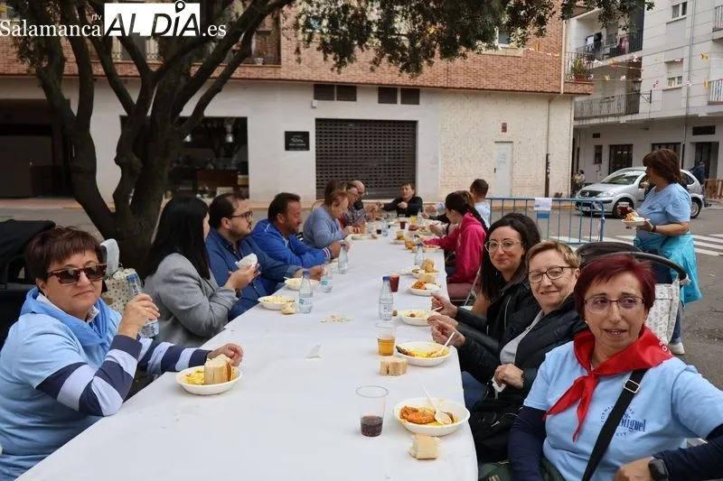 Foto 10 - La fideu&aacute; congrega a m&aacute;s de 200 vecinos en la Plaza de San Miguel