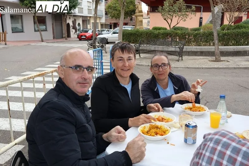Foto 8 - La fideu&aacute; congrega a m&aacute;s de 200 vecinos en la Plaza de San Miguel