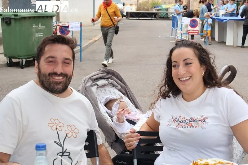 Foto 7 - La fideu&aacute; congrega a m&aacute;s de 200 vecinos en la Plaza de San Miguel