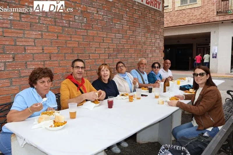 Foto 6 - La fideu&aacute; congrega a m&aacute;s de 200 vecinos en la Plaza de San Miguel