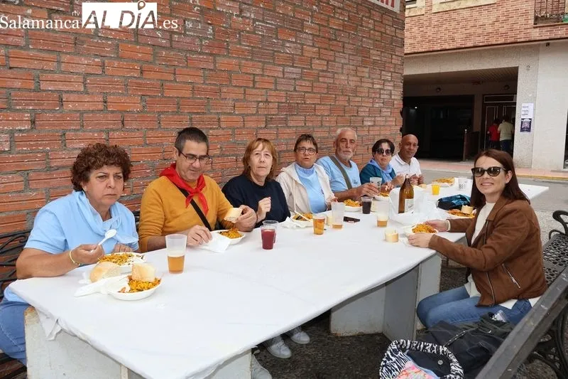 Foto 5 - La fideu&aacute; congrega a m&aacute;s de 200 vecinos en la Plaza de San Miguel