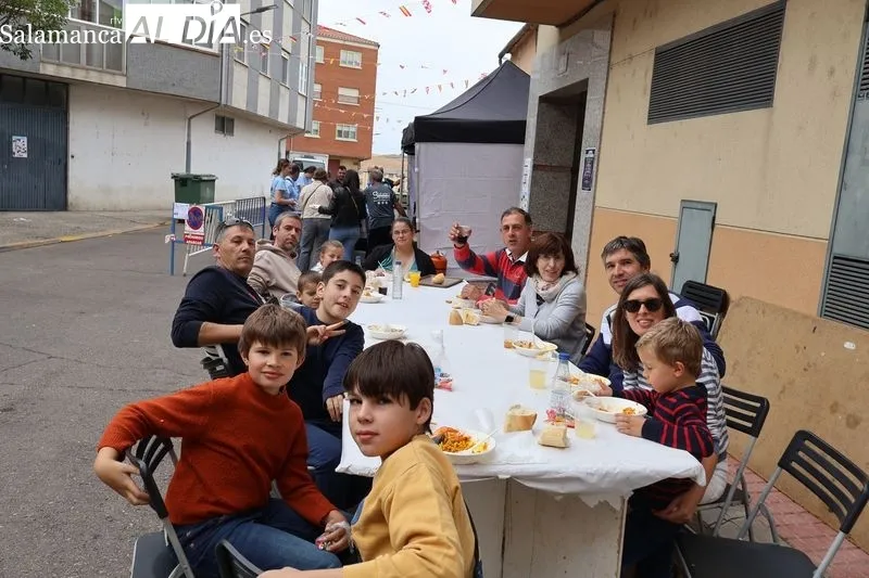 Foto 2 - La fideu&aacute; congrega a m&aacute;s de 200 vecinos en la Plaza de San Miguel