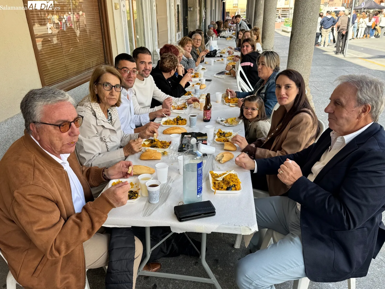 Paellada popular solidaria en las fiestas de San Miguel