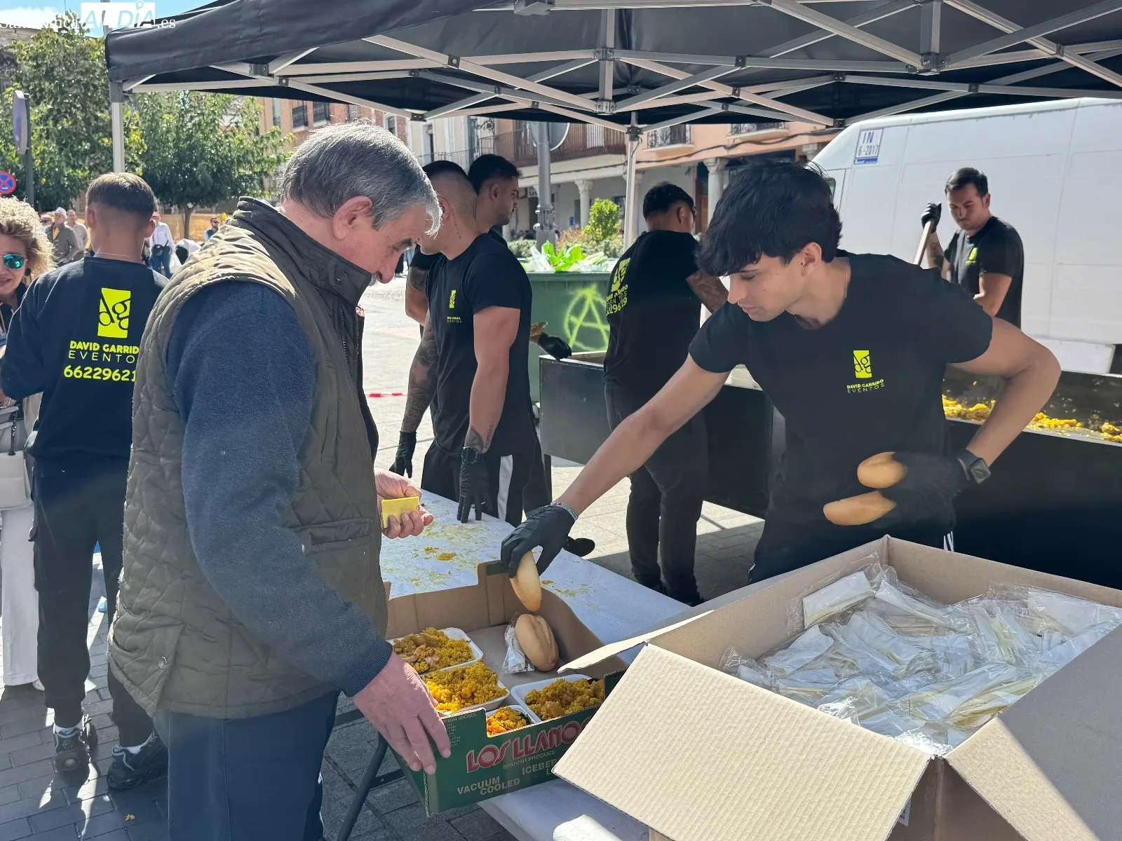 Paellada popular solidaria en las fiestas de San Miguel