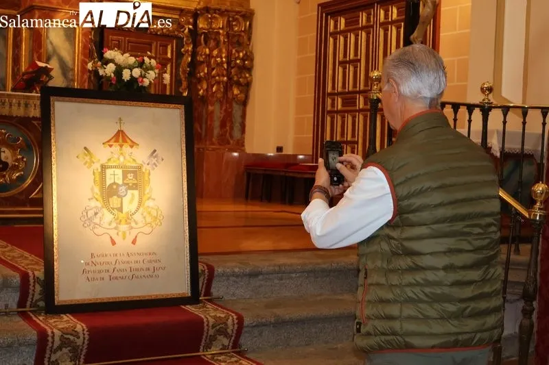 Foto 3 - La Bas&iacute;lica de la Anunciaci&oacute;n estrena un nuevo escudo cargado de simbolog&iacute;a teresiana