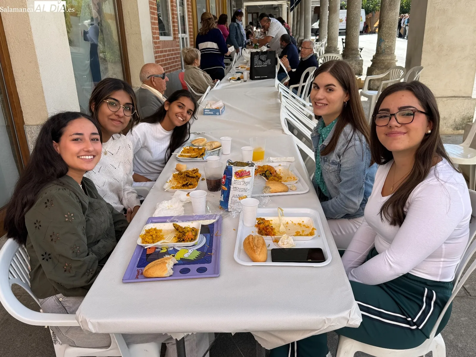 Paellada popular solidaria en las fiestas de San Miguel