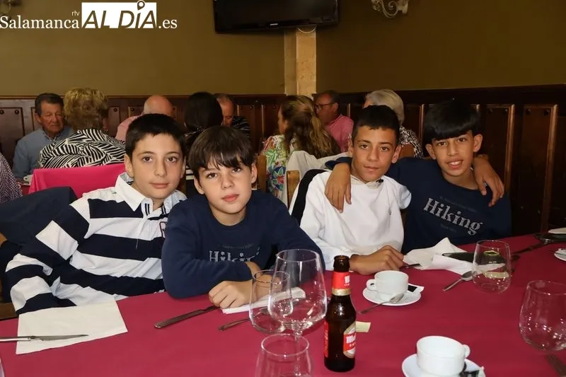 Foto 16 - El Barrio San Miguel cierra sus fiestas con la comida de hermandad en el restaurante Do&ntilde;a Matea