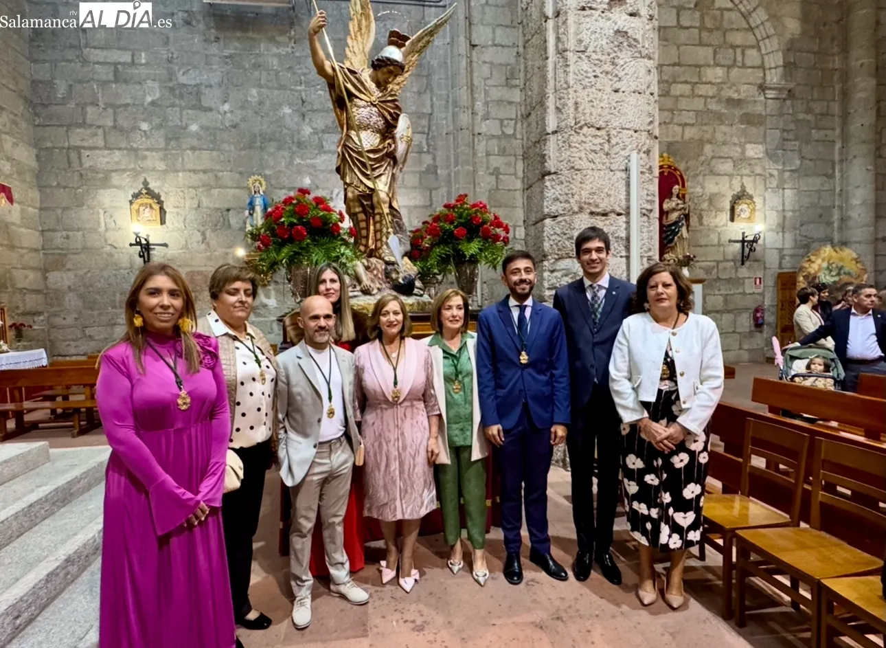 Foto 2 - Cientos de pe&ntilde;arandinos acompa&ntilde;an a San Miguel Arc&aacute;ngel en su d&iacute;a grande