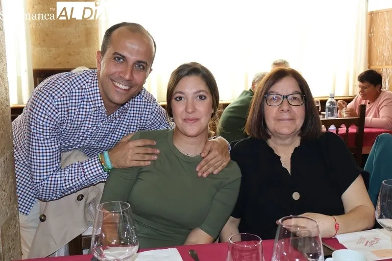 Foto 10 - El Barrio San Miguel cierra sus fiestas con la comida de hermandad en el restaurante Do&ntilde;a Matea