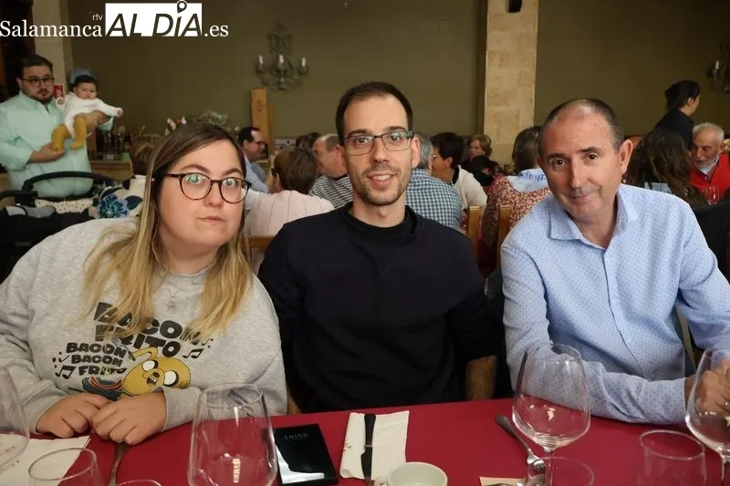 Foto 8 - El Barrio San Miguel cierra sus fiestas con la comida de hermandad en el restaurante Do&ntilde;a Matea