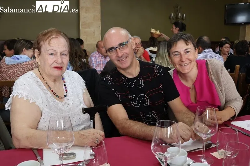 Foto 7 - El Barrio San Miguel cierra sus fiestas con la comida de hermandad en el restaurante Do&ntilde;a Matea
