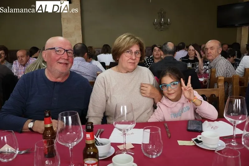 Foto 6 - El Barrio San Miguel cierra sus fiestas con la comida de hermandad en el restaurante Do&ntilde;a Matea
