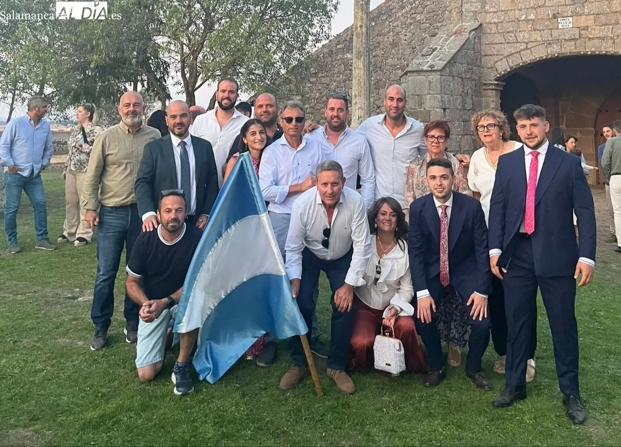 Grupo ganador en la subasta por la bandera 