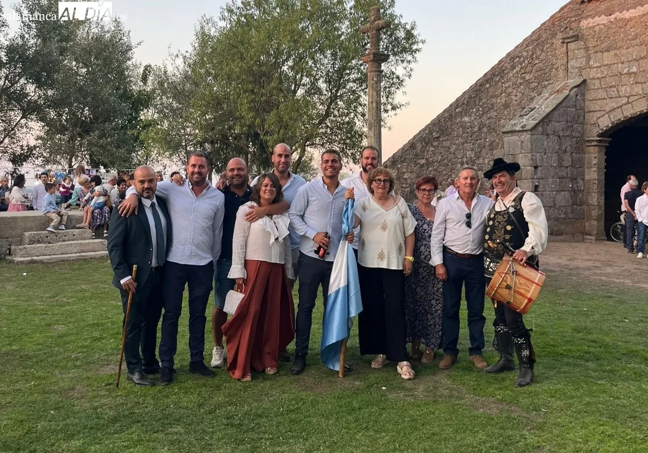Grupo ganador en la subasta por la bandera 