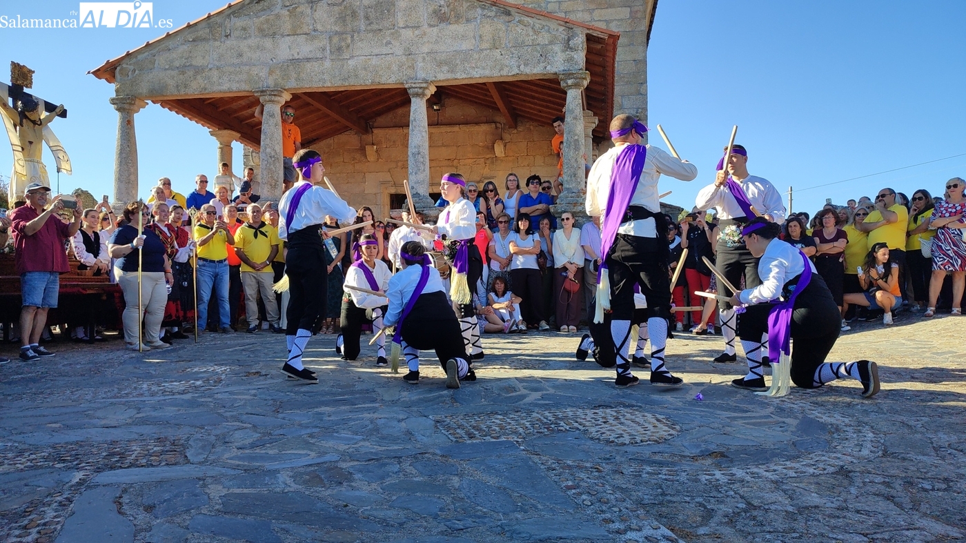 Danzas de paleos en Barruecopardo en honor al Cristo de las Mercedes