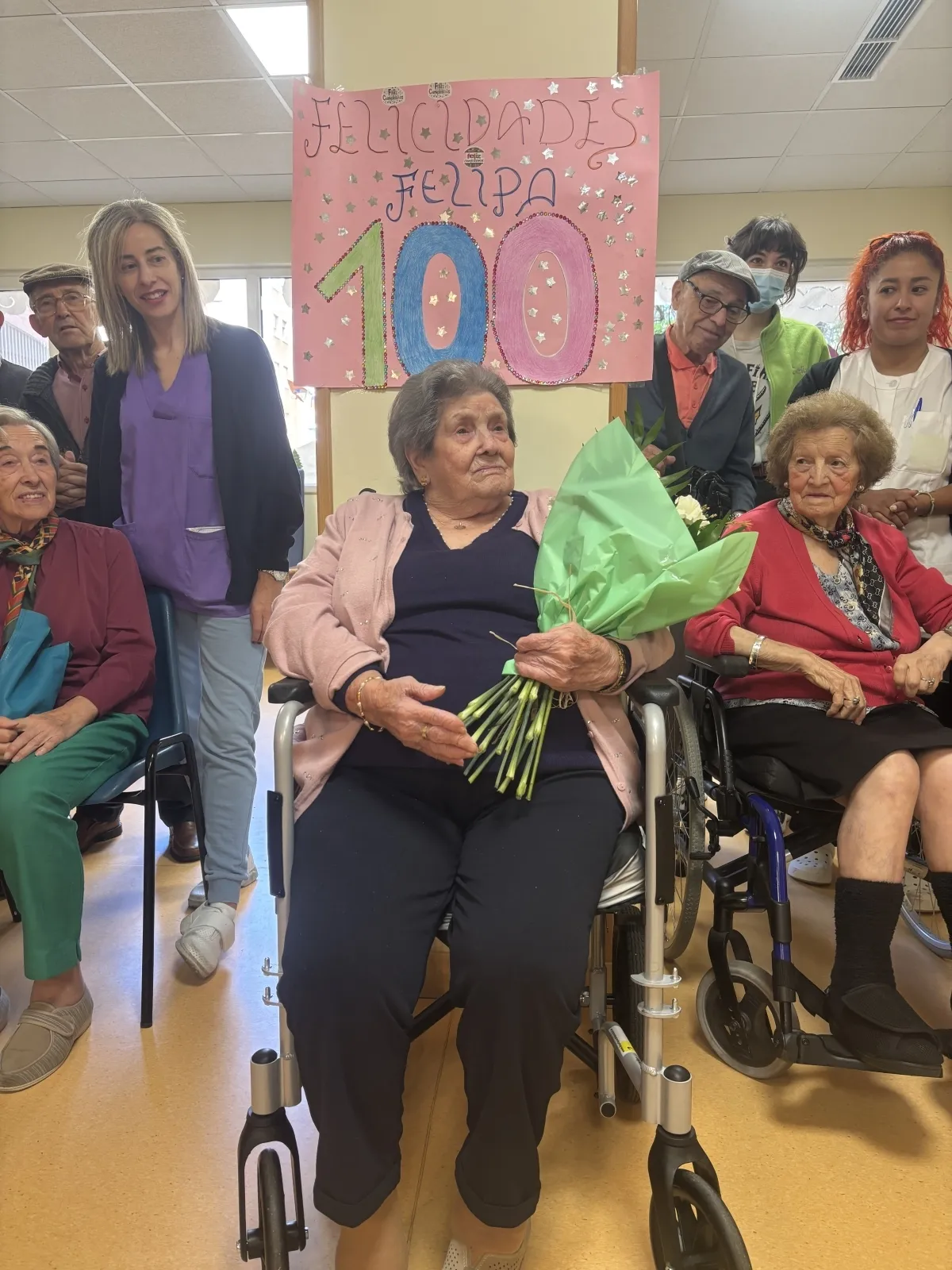 Foto 2 - 100 a&ntilde;os de vida y una fiesta sorpresa: el emotivo homenaje a Felipa Pav&oacute;n en Salamanca