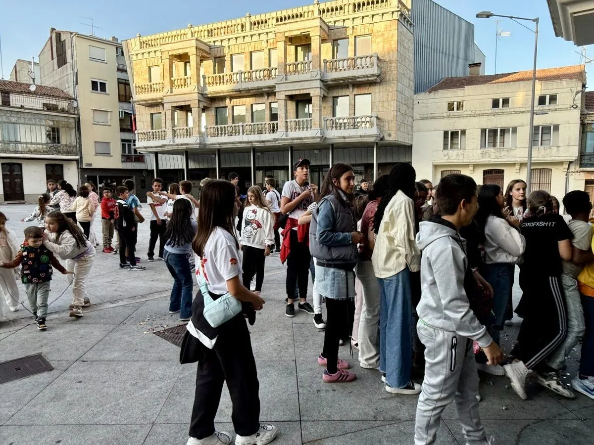 Foto 4 - Tarta gigante, m&uacute;sica y juegos para celebrar los 18 a&ntilde;os de Guijuelo Joven (Fotos)
