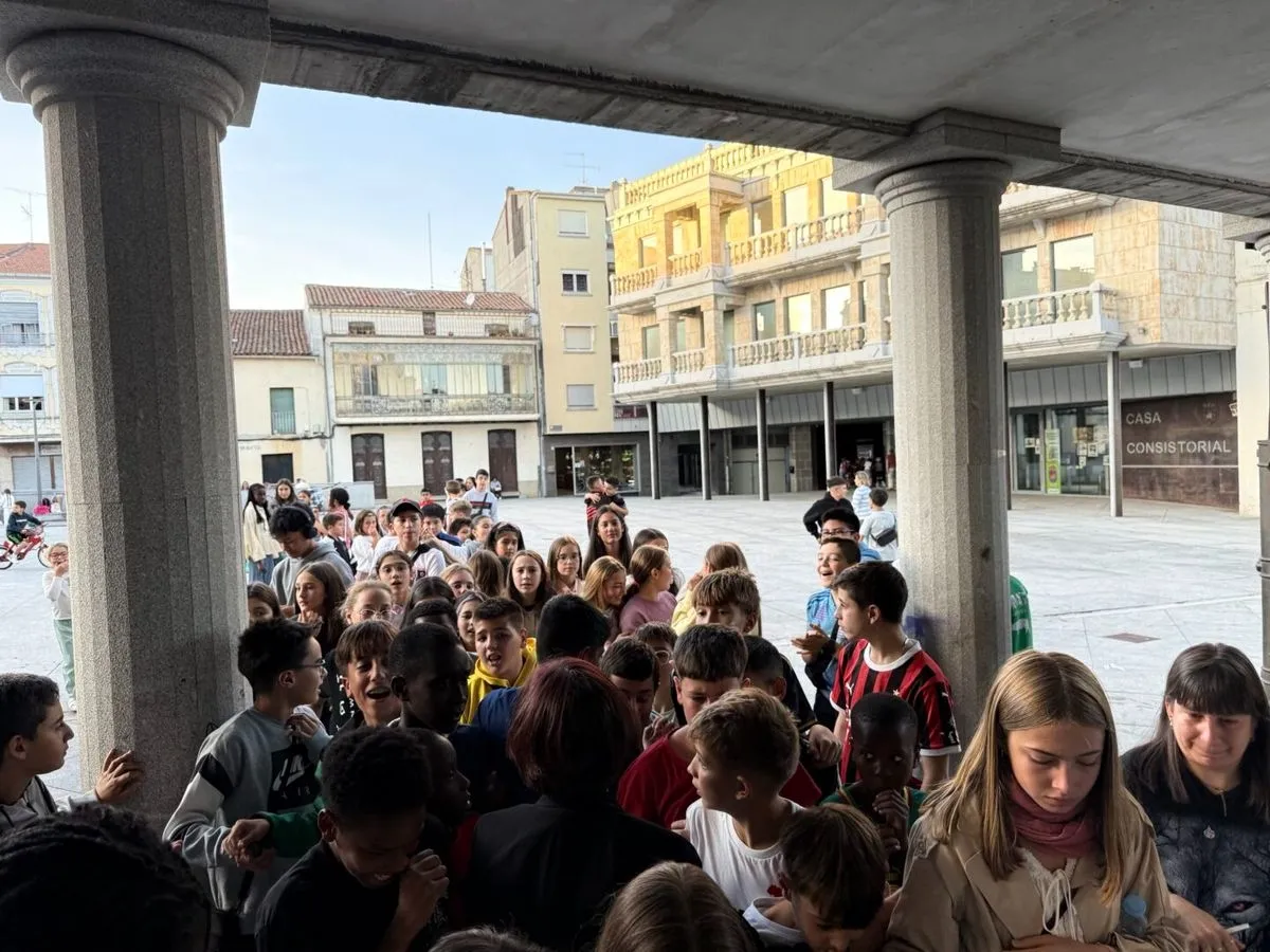 Foto 3 - Tarta gigante, m&uacute;sica y juegos para celebrar los 18 a&ntilde;os de Guijuelo Joven (Fotos)