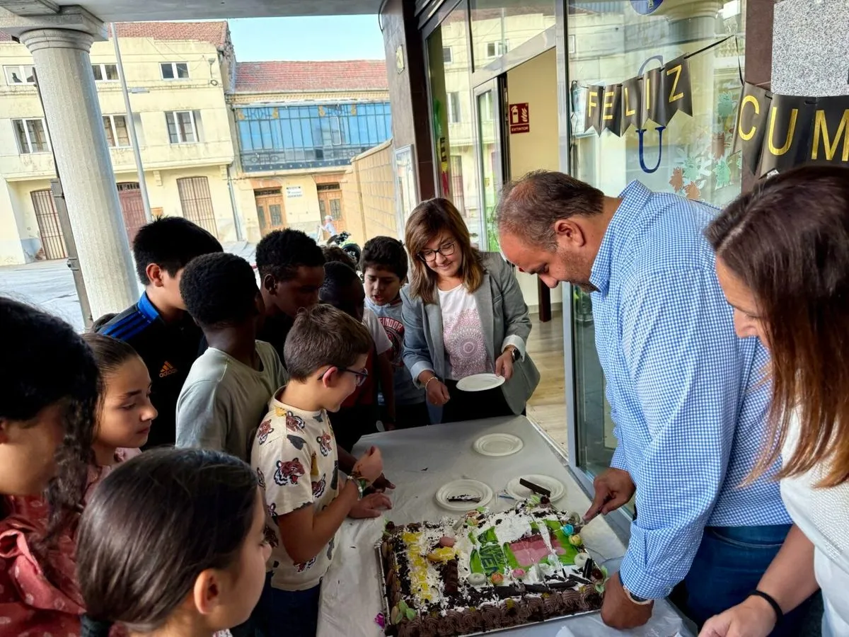 Foto 2 - Tarta gigante, m&uacute;sica y juegos para celebrar los 18 a&ntilde;os de Guijuelo Joven (Fotos)