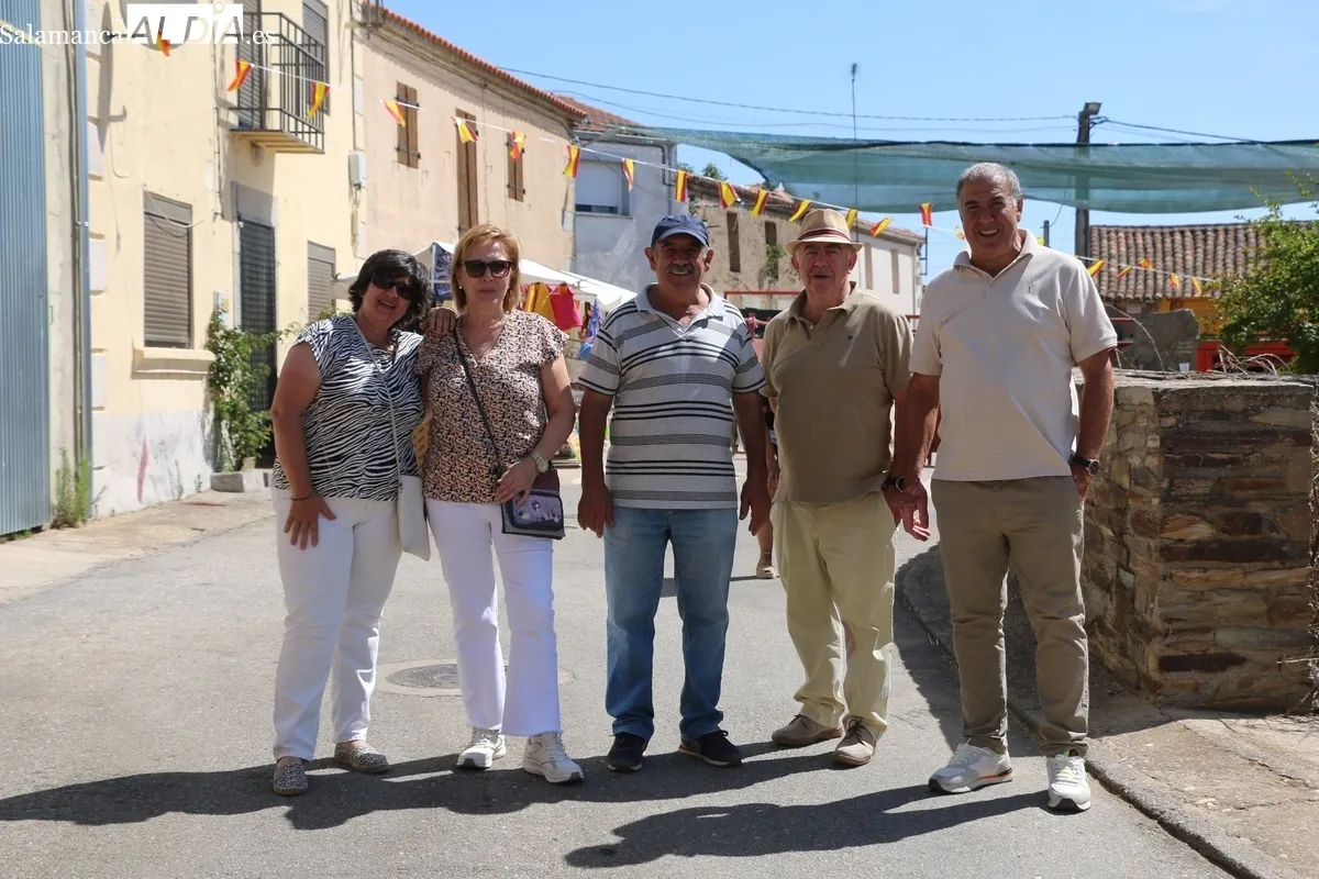 Tras el primer encierro de las fiestas, los vecinos de Villares de Yeltes reponían fuerzas con carrilleras estofadas / CORRAL
