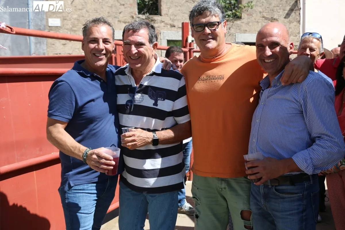 Tras el primer encierro de las fiestas, los vecinos de Villares de Yeltes reponían fuerzas con carrilleras estofadas / CORRAL