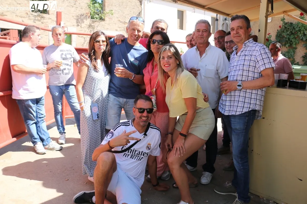 Tras el primer encierro de las fiestas, los vecinos de Villares de Yeltes reponían fuerzas con carrilleras estofadas / CORRAL