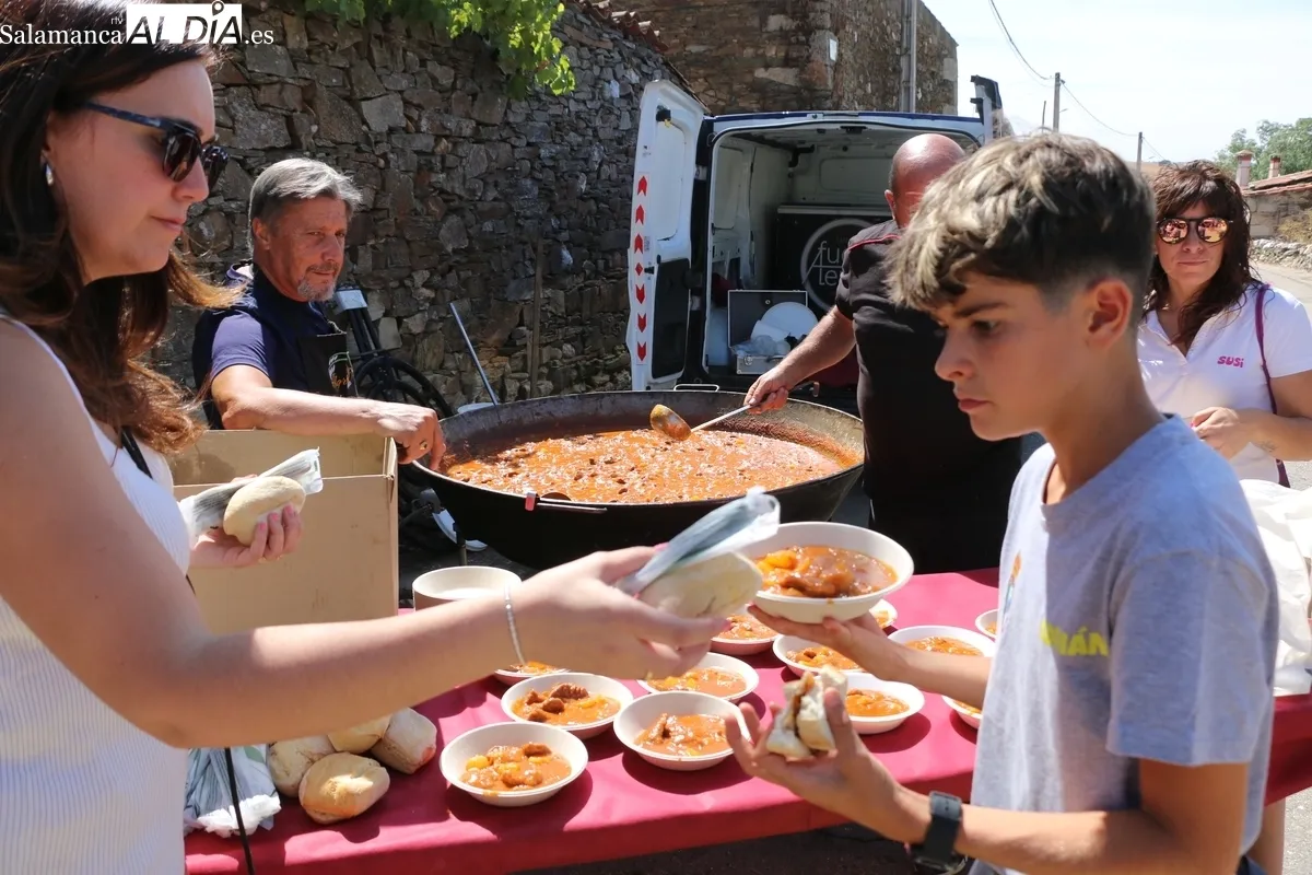 Tras el primer encierro de las fiestas, los vecinos de Villares de Yeltes reponían fuerzas con carrilleras estofadas / CORRAL