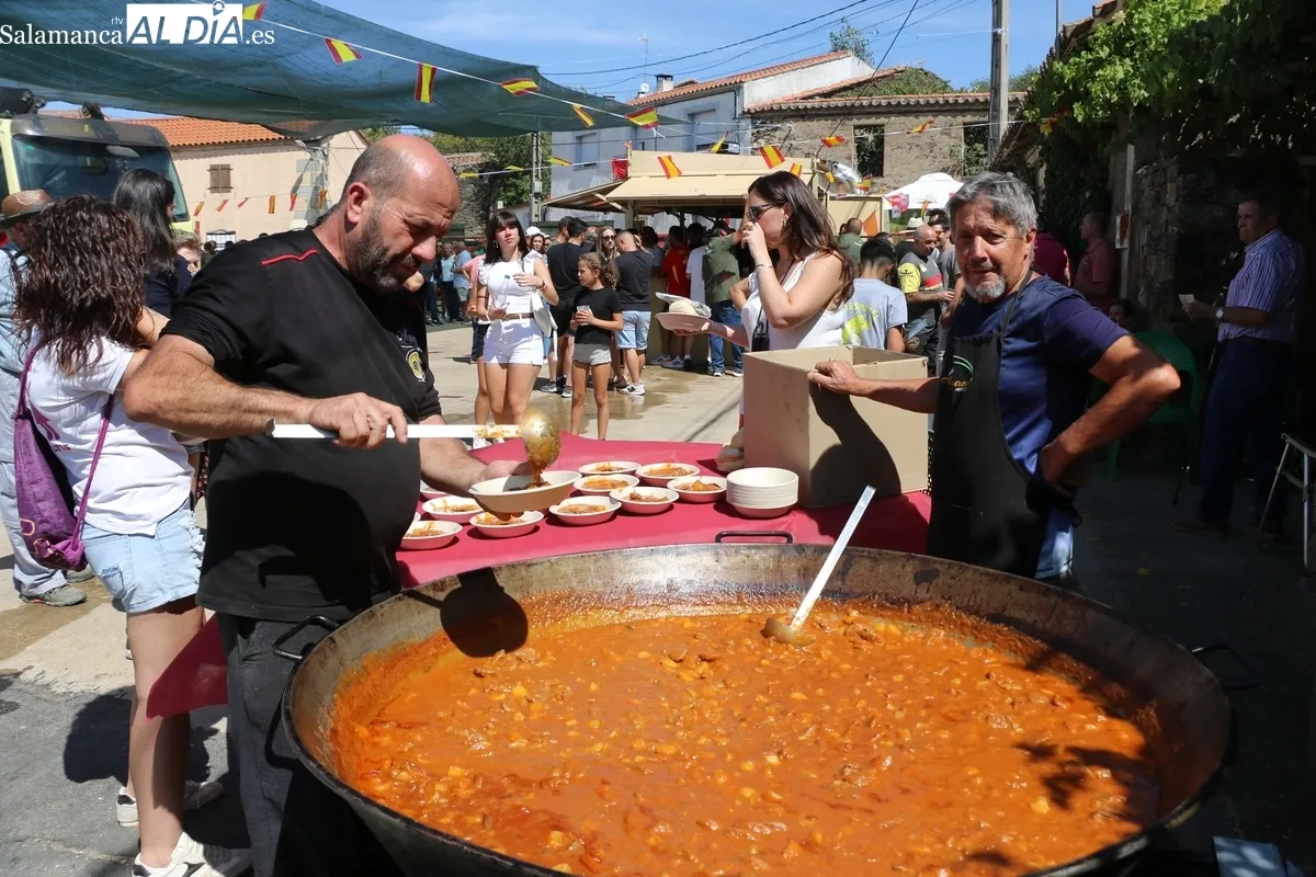 Tras el primer encierro de las fiestas, los vecinos de Villares de Yeltes reponían fuerzas con carrilleras estofadas / CORRAL