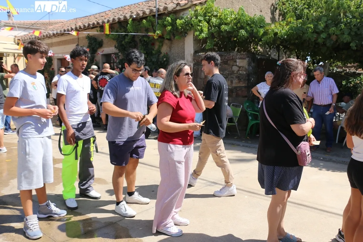 Tras el primer encierro de las fiestas, los vecinos de Villares de Yeltes reponían fuerzas con carrilleras estofadas / CORRAL
