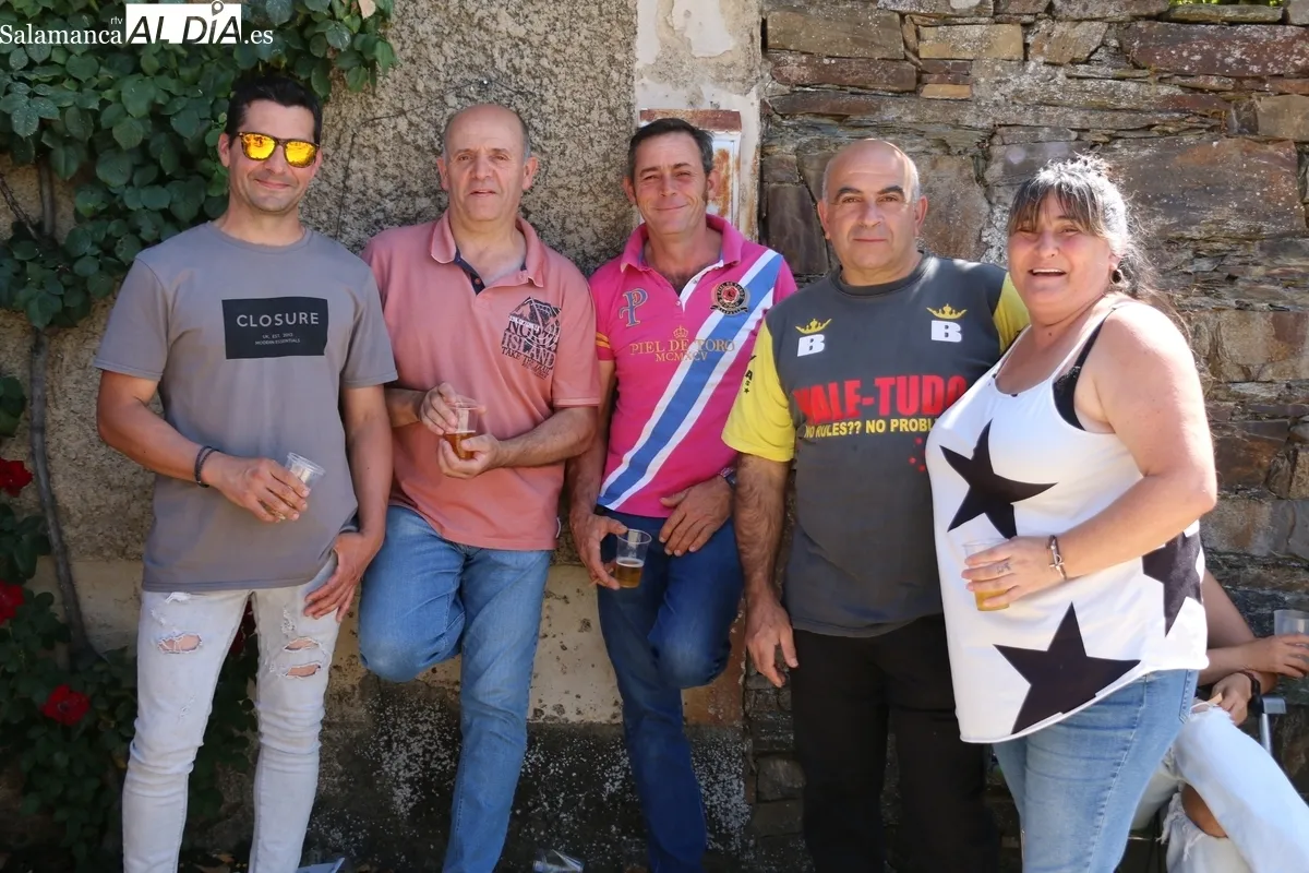 Tras el primer encierro de las fiestas, los vecinos de Villares de Yeltes reponían fuerzas con carrilleras estofadas / CORRAL